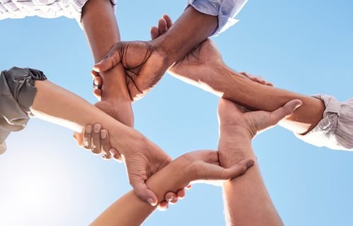 Eller, toplum ve bağlantı ekibi, mavi gökyüzünde işbirliği yapan küresel topluluğu. Grup çeşitliliği