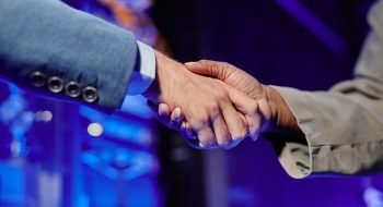 Крупний план рук підпису